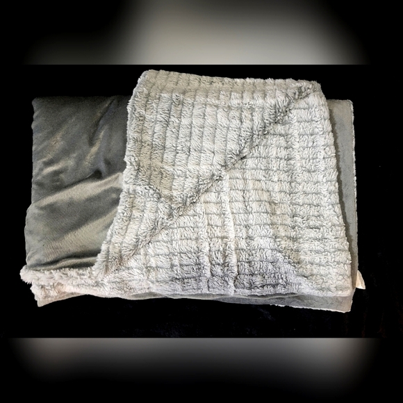 🍀Koolaburra By Ugg - Soft, Beautiful, Sherpa, Throw - Gray-sage color - Picture 1 of 4